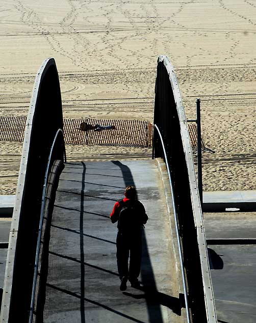 Pedestrian bridge over Pacific Coast Highway, Pacific Palisades Park, Santa Monica 