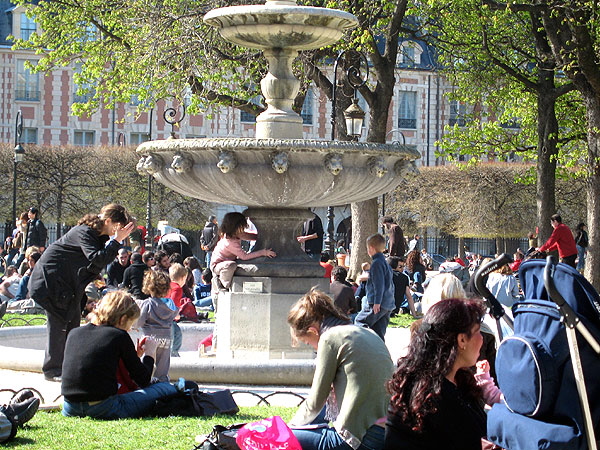 Kids in the fountain at the Place des Vosges