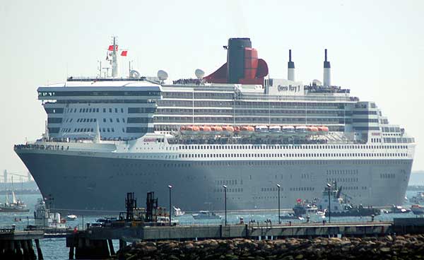 Queen Mary 2 in Long Beach