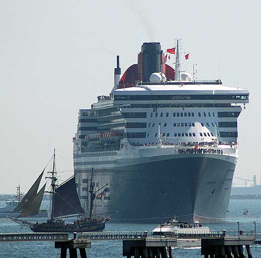 Queen Mary 2 in Long Beach